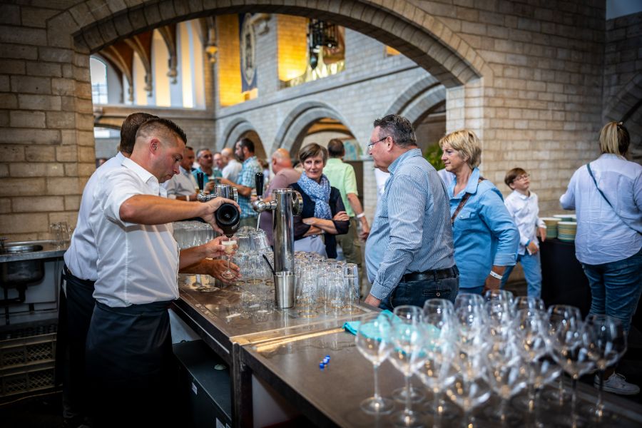 Bediening bij het buffet